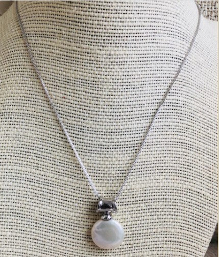 BUTTON PEARL ON STERLING CHAIN